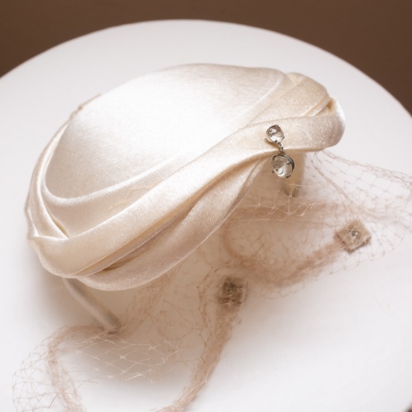 Vintage Accessories - *SOLD* 💎Cream satin vintage 1950s fascinator hat with netting & Rhinestone Drop